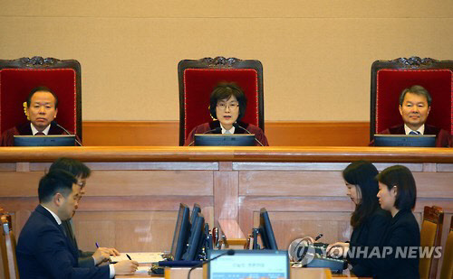 20일 오전 서울 종로구 재동 헌법재판소 대심판정에서 '탄핵 심판' 15차 변론이 열리고 있다. 이정미 헌재소장 권한대행이 본격적인 증인심문에 앞서 출석을 확인하고 있다. 헌재는 이날 변론에서 &quot;최종 변론기일을 24일에서 3월 2일 혹은 3일로 다시 지정해달라&quot;는 대통령 측 요구를 심리한다. (사진=연합)